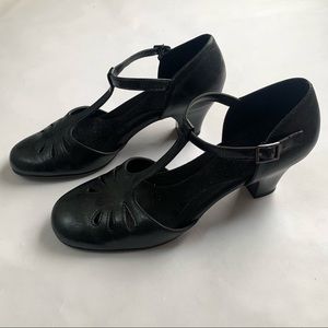 Aerosoles black leather closed-toe heels